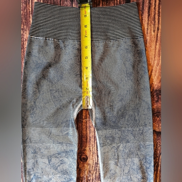 Lululemon Size 4 Ebb To Train Tight Luna Blue Black White Wash Cropped Leggings - Picture 10 of 12